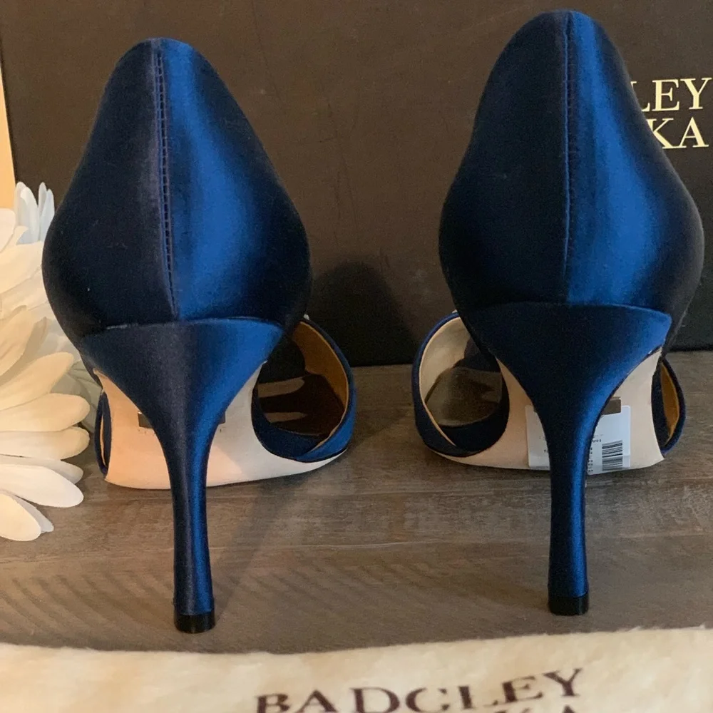Badgley Mischka navy satin pump-never worn! - Picture 4 of 4